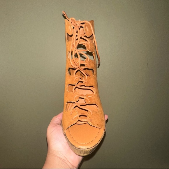 ***SOLD***Shoe Dazzle Platform Booties - Picture 16 of 16